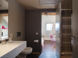 Sanitaires privés mitoyens avec douche à l'italienne