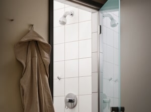 Walk-in shower in the Henri-Chapelle room
